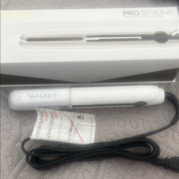 Seacret White Hair Straightener - Picture 1 of 8